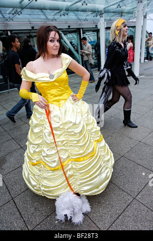 Fan vestiti come i loro preferiti personaggi in costume da libri di fumetti, animazioni e video giochi. London MCM expo. La Gran Bretagna 2009. Foto Stock