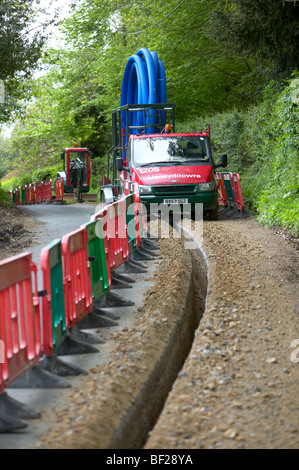 Acqua principali essendo prevista trincea scavata dalla macchina di scavo in Hampshire Inghilterra Foto Stock