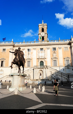 La piazza capitolina con la statua equestre di Marco Aurelio, Palazzo Senatoriale in background, Roma, Italia Foto Stock