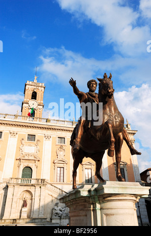 Statua equestre di Marco Aurelio, Palazzo Senatoriale in background, Roma, Italia Foto Stock