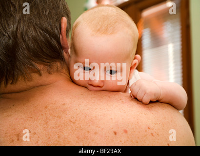 Baby e retro del padre Foto Stock