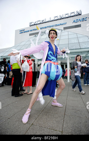 Fan vestiti come i loro preferiti personaggi in costume da libri di fumetti, animazioni e video giochi. London MCM expo. La Gran Bretagna 2009. Foto Stock