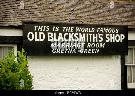 Primo piano di un cartello esterno per la sala del matrimonio presso l'Old Blacksmith's Shop, Gretna Green, Scozia, Regno Unito Foto Stock