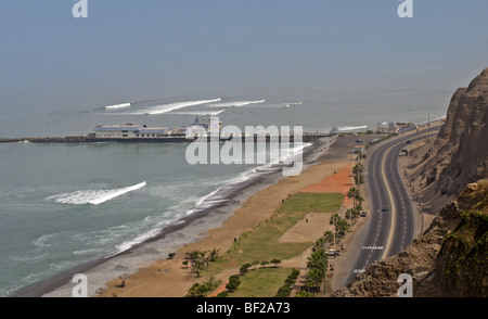 Spiaggia a Miraflores Lima, Perù che mostra il Pan Americana autostrada Foto Stock