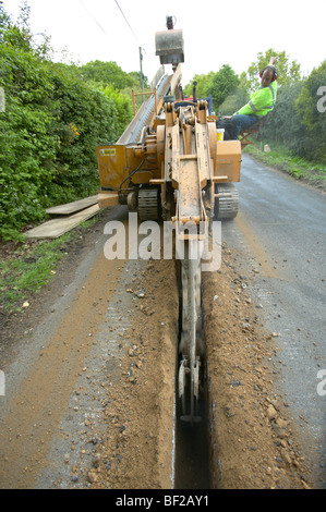 Acqua trincea principale scavato dalla macchina di scavo in Hampshire Inghilterra Foto Stock