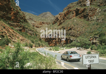 Auto sulla strada attraverso Meiringspoort Pass, Provincia del Capo Occidentale, Sud Africa Foto Stock