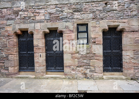 Costellato di porte in legno a Castello di Bamburgh Foto Stock