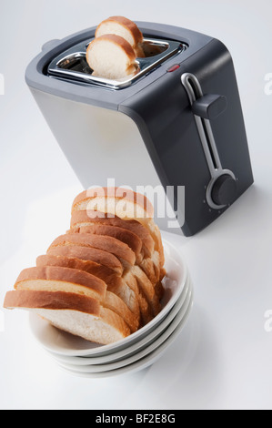 Close-up di pane bianco in una ciotola con un tostapane Foto Stock