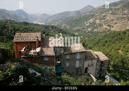 Una vista di Novara di Sicilia nel nord-est della Sicilia, Sicilia, Italia Foto Stock