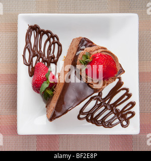 Mousse al cioccolato torta servito con fragole Foto Stock