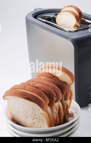 Close-up di pane bianco in una ciotola con un tostapane Foto Stock