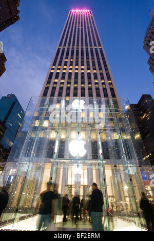 Apple Retail Store, Quinta Avenue, General Motors Building dietro, Manhattan New York City Foto Stock