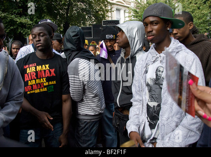 Feste di strada nelle stradine nel corso annuale di Notting Hill festival Foto Stock