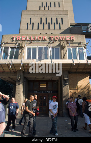 Trellick Tower alto edificio progettato da Erno Goldfinger nella zona ovest di Londra Foto Stock