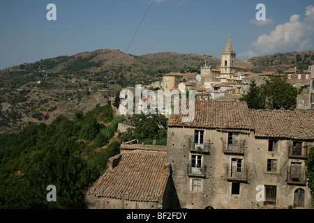 Una vista di Novara di Sicilia nel nord-est della Sicilia, Sicilia, Italia Foto Stock