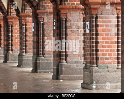 Le colonne di supporto del ponte Oberbaumbrucke a Berlino Foto Stock