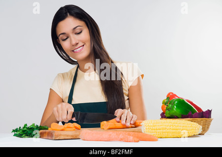 Close-up di una donna come tagliare le verdure Foto Stock