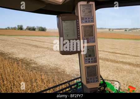 Interno di una mietitrebbia durante il raccolto di soia che mostra il monitor di controllo della resa e di combinare vari indicatori di funzionamento / Minnesota, Stati Uniti d'America Foto Stock