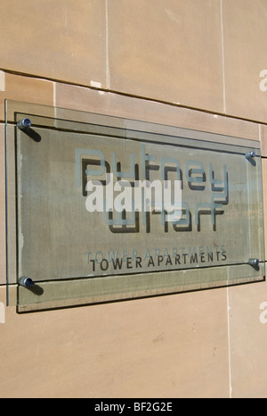 Targhetta del nome per la torre di appartamenti, putney wharf, Putney, a sud-ovest di Londra, Inghilterra, highrise blocco di appartamenti di lusso Foto Stock