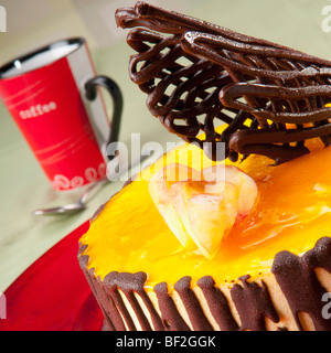 Close-up di cioccolato guarnire il flan di Limone dolce Foto Stock