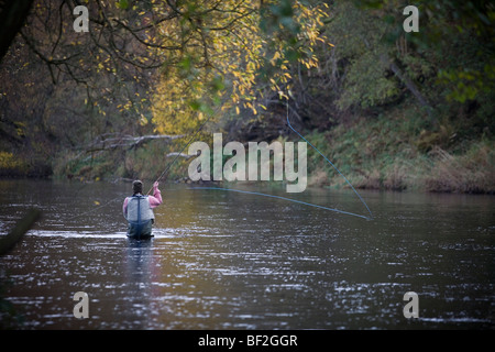 La pesca a mosca sul Tyne nord fiume di bellingham northumberland England Regno Unito Foto Stock