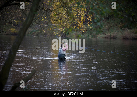 La pesca a mosca sul Tyne nord fiume di bellingham northumberland England Regno Unito Foto Stock