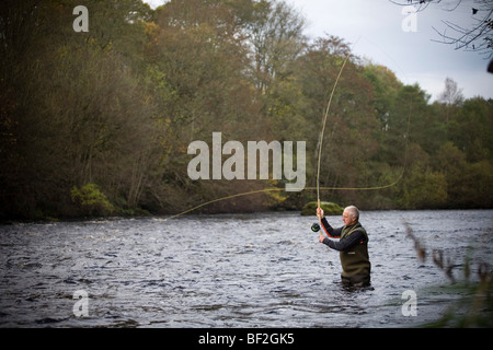 La pesca del salmone sul Tyne nord fiume di bellingham northumberland England Regno Unito Foto Stock