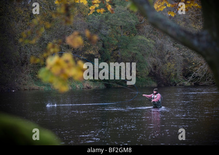 La pesca a mosca sul Tyne nord fiume di Bellingham Northumberland England Regno Unito Foto Stock