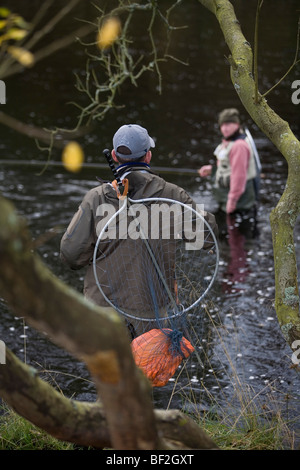 La pesca a mosca sul Tyne nord fiume di bellingham northumberland England Regno Unito Foto Stock