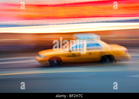 Accelerando il Taxi in New York Foto Stock