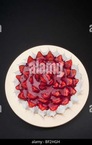 Angolo di alta vista di meringa alla fragola Foto Stock