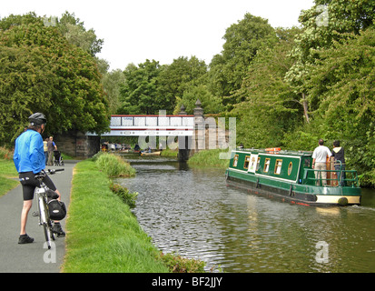 Ciclista, scuotipaglia e canal boat sul Union Canal in esecuzione attraverso la Edinburgh Foto Stock