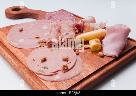 Close-up di un assortimento di affettati e formaggi su un vassoio Foto Stock