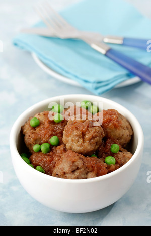 Polpette con i piselli. Ricetta disponibile. Foto Stock