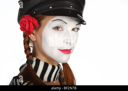 Ritratto di una giovane donna vestito come un mime, isolato su sfondo bianco Foto Stock