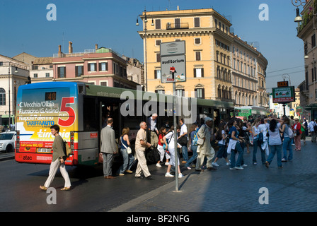 Trasporto in Roma, bus di concertina sboccatura si tratta di passeggeri su Corso Vittorio Emanuele II Foto Stock