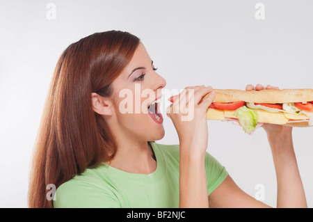 Donna di mangiare hot dog Foto Stock