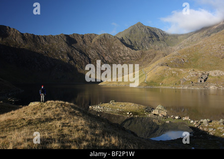 Mount Snowdon visto da Llyn Llydaw, il Galles del Nord. Foto Stock