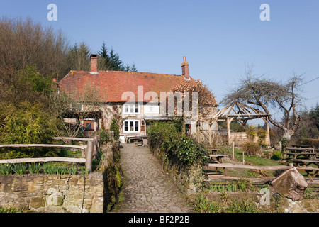 Il pittoresco e il duca di Cumberland pub di campagna nel borgo vicino a Midhurst in South Downs National Park. Henley West Sussex England Regno Unito Gran Bretagna Foto Stock