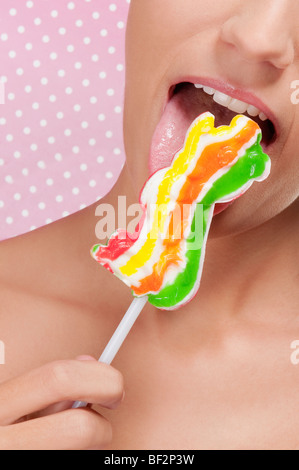 Donna leccare candy Foto Stock