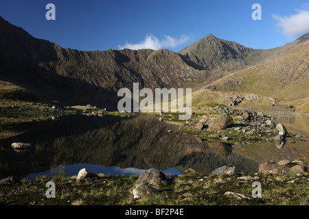 Mount Snowdon visto da Llyn Llydaw, il Galles del Nord. Foto Stock