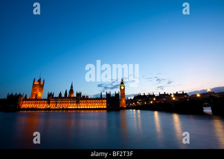 Night Shot del case del Parlamento sul Tamigi Foto Stock