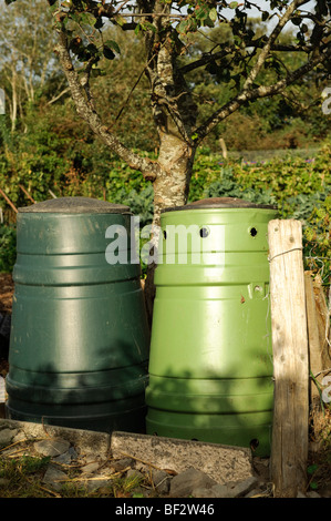 Due di plastica verde scomparti di compost su un riparto giardino Aberystwyth Wales UK Foto Stock