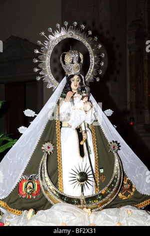 La figura della Virgen de Copacabana ( Bolivia il santo patrono ) in cattedrale per il 6 agosto il giorno di indipendenza, La Paz , Bolivia Foto Stock