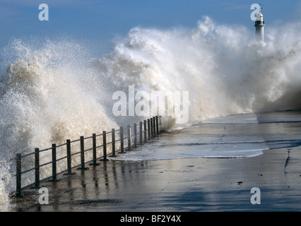 Grandi onde colpire il mare difese a Seaburn, Sunderland, Regno Unito Foto Stock