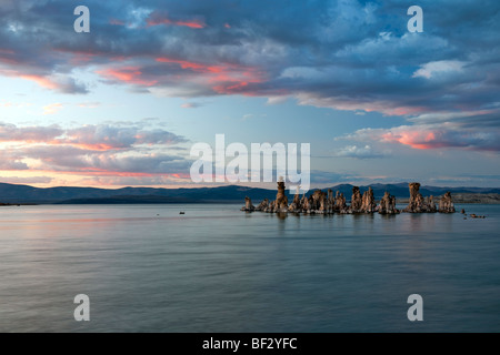 Sunset over la formazioni di tufo a mono lago a est pendici della California della Sierra Nevada. Foto Stock