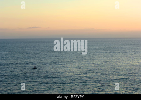 Grande Oceano, piccola imbarcazione. Due persone andare a pesca nell'oceano Pacifico utilizzando una piccola imbarcazione gonfiabile. Foto Stock