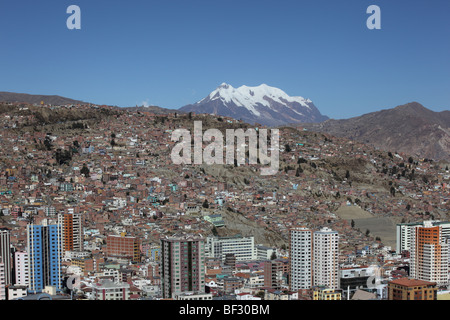 La Paz continua a espandersi verso l'esterno e le colline circostanti, Mt Illimani in background , Bolivia Foto Stock