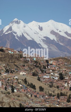 La Paz continua a espandersi verso l'esterno e le colline circostanti, Mt Illimani in background , Bolivia Foto Stock