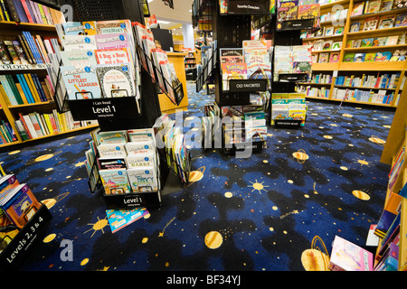 Livelli 1 2 3 4 libri di lettura nell'angolo bambini delle frontiere bookstore in Colorado Mills Denver. Tappeto con il tema dello spazio. Foto Stock